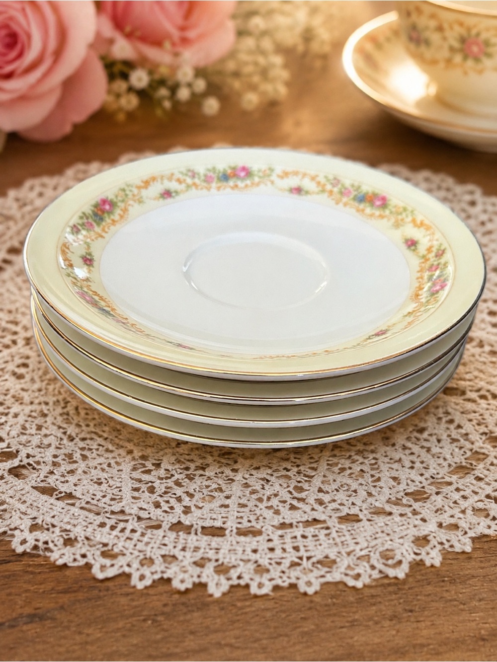 Vintage Meito China Windsor Shape Tea Cup Saucers Set of 4 Japan 22KT Gold